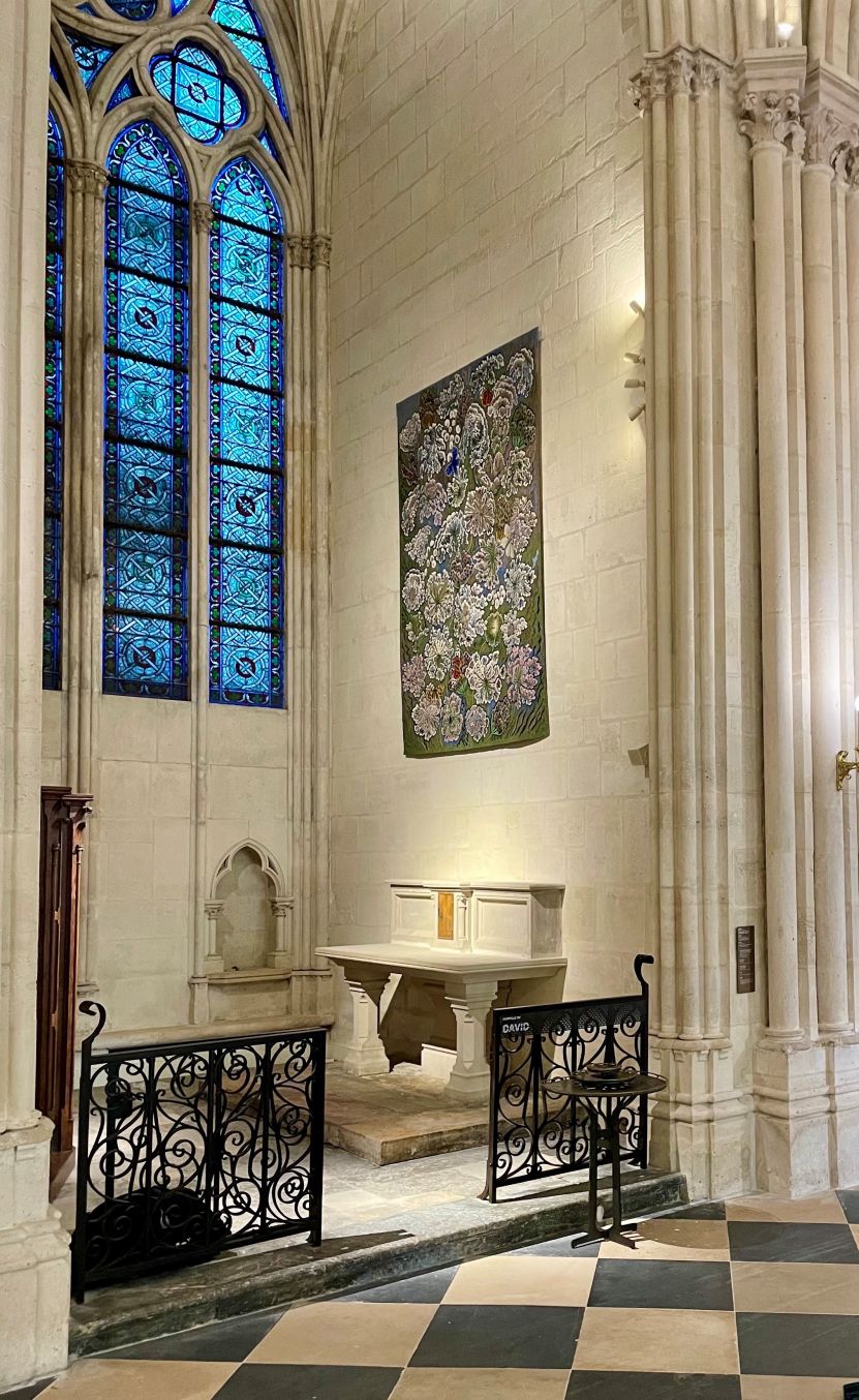 Laudes dans Notre-Dame de Paris, lors de son installation<br />
Cliché NDP, décembre 2024<br />
Tapisserie de Dom Robert, carton de 1981,300 x 200 cm<br />
Tissage atelier Goubely, Aubusson<br />
Collection du Musée Dom Robert et de la tapisserie du XXème s., Sorèze, Tarn<br />
© Abbaye d’En Calcat